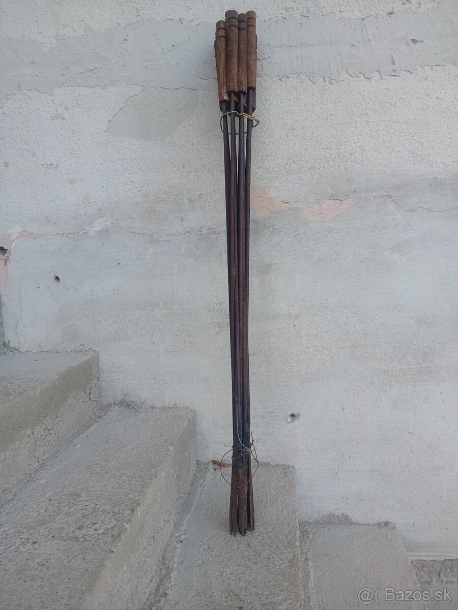 Ražne k opekaniu.