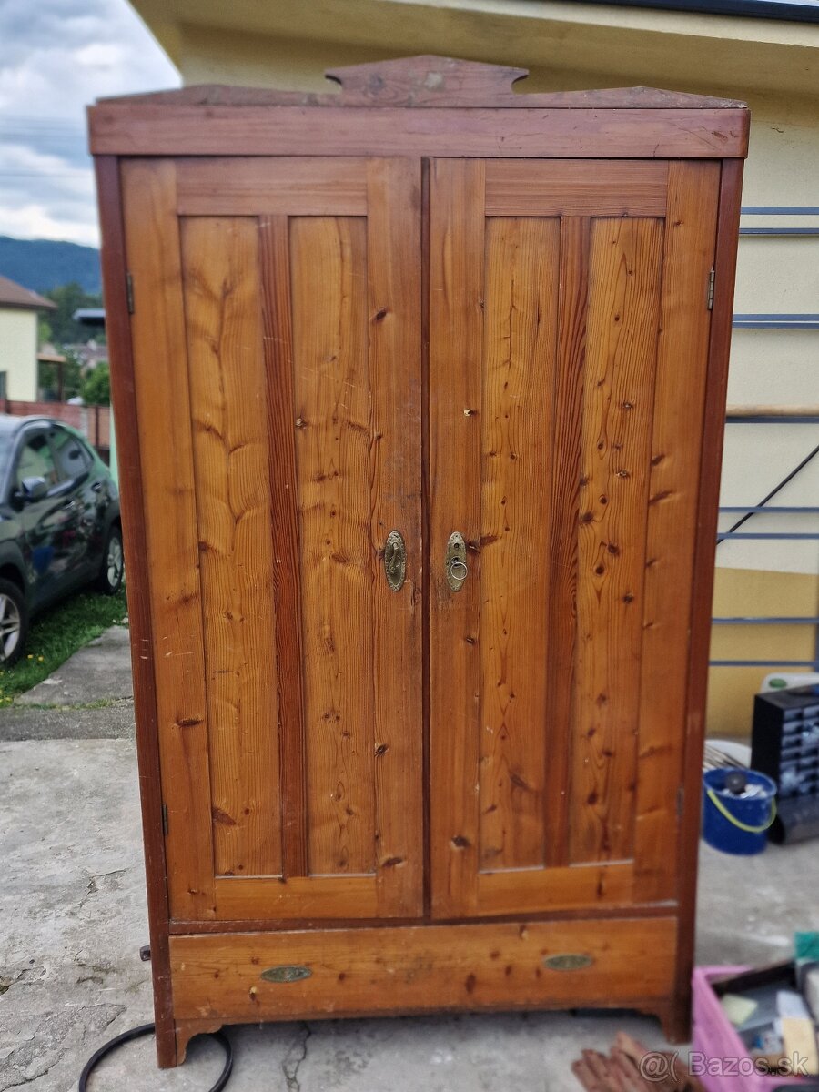 Predám starožitnú skriňu z masívu- lacno