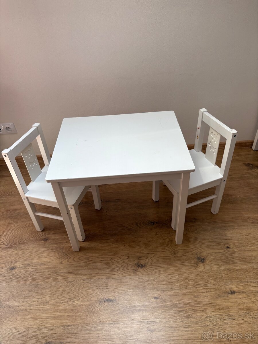 Set stôl a stoličky+regál s farebnými boxíkmi