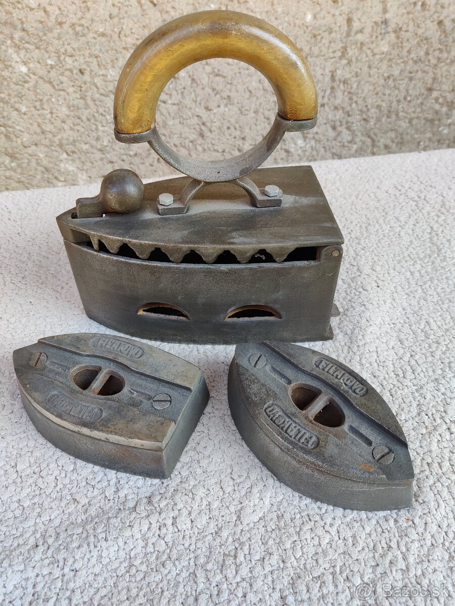 stará žehlička s príslušenstvom