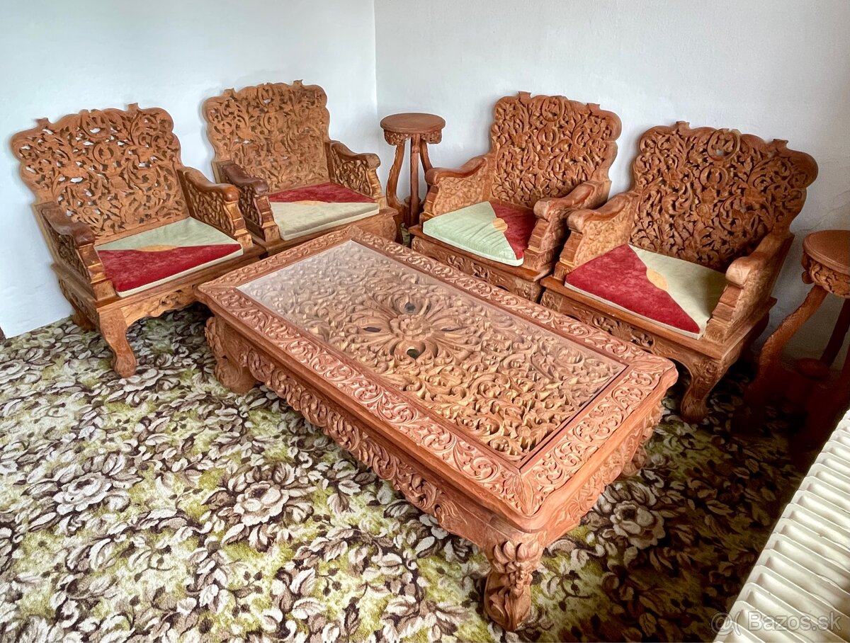 Veľky vyzrezávany set z tíkového dreva, dovezený z Ázie