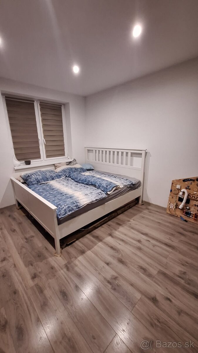 Predám zach. manželskú posteľ 180 x 200 cm - biele drevo