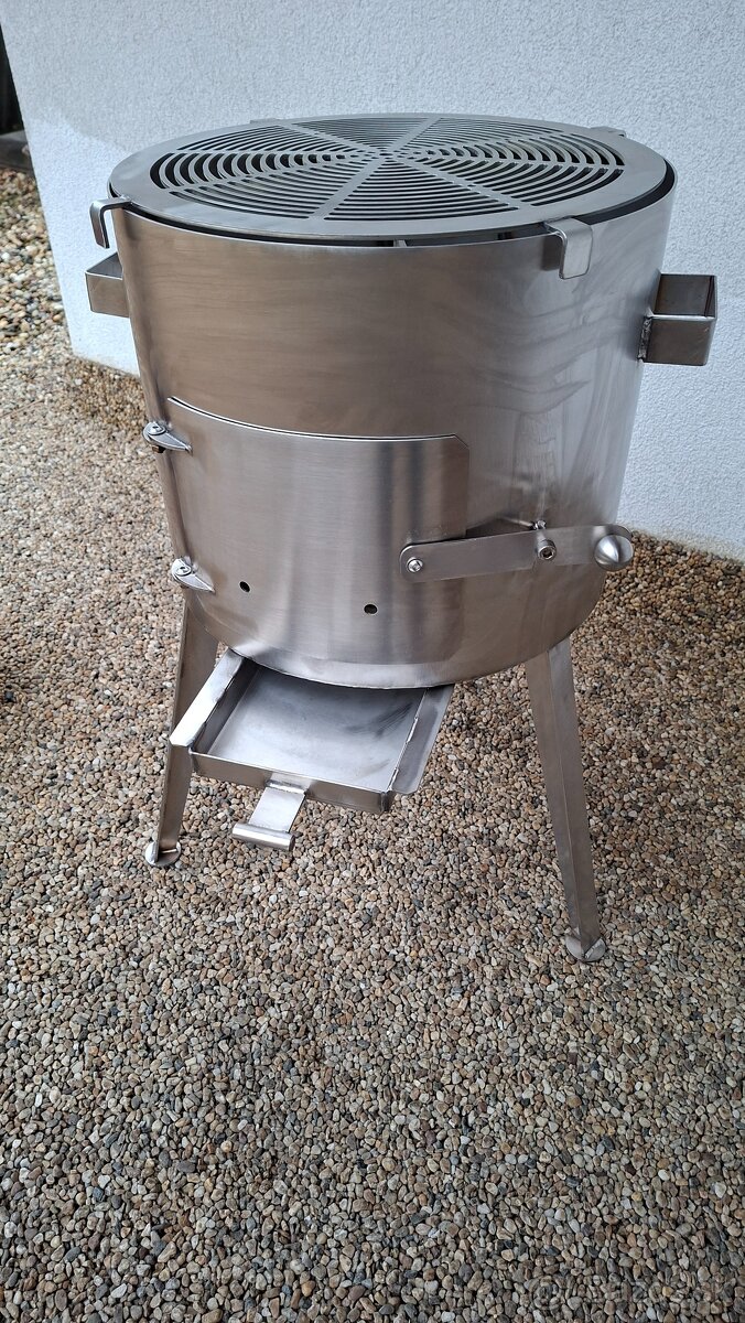 Nerezová kotlina s roštom.