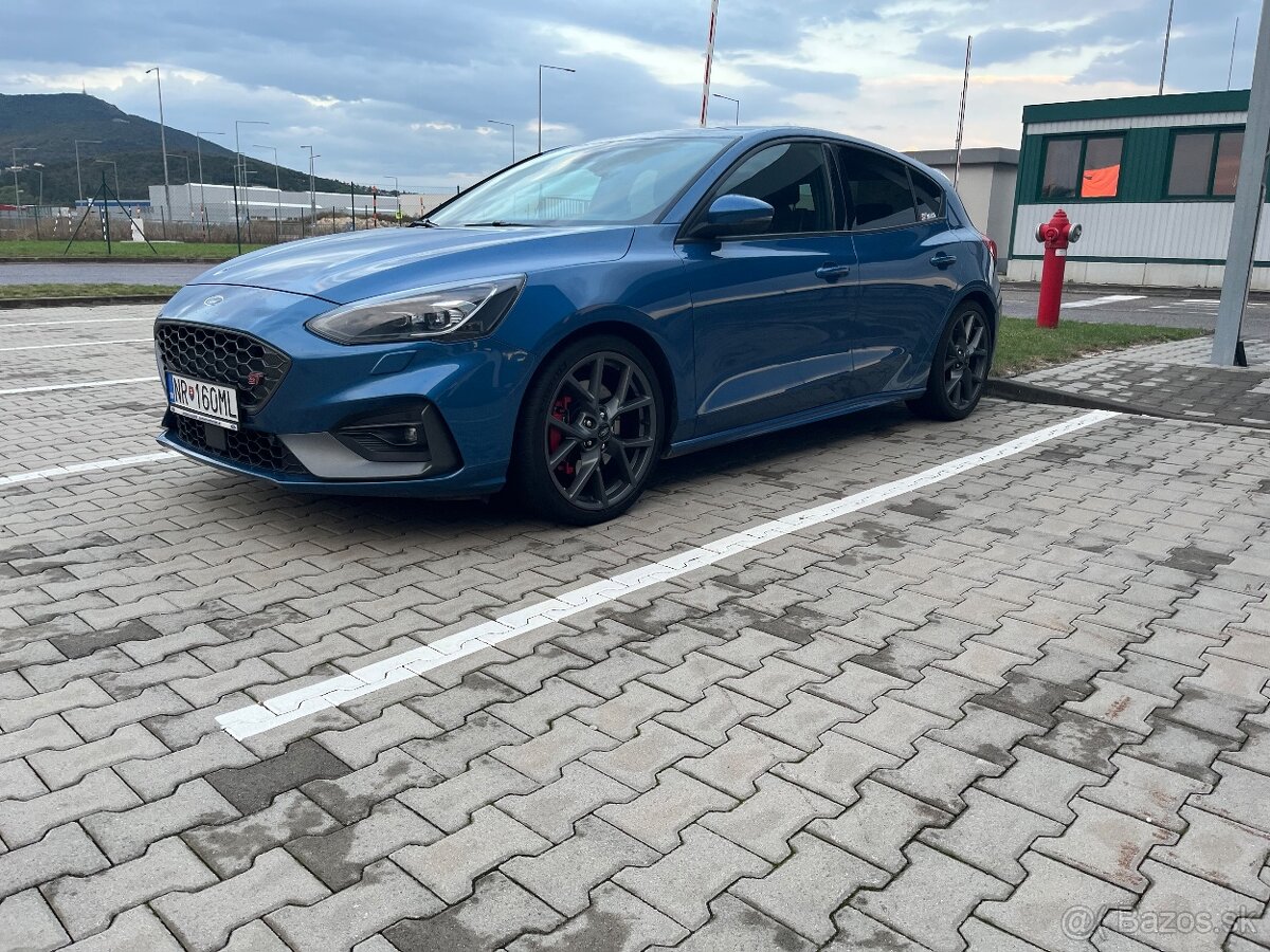 Ford Focus ST-3 2.3 -- Váš nový adrenalínový partner --