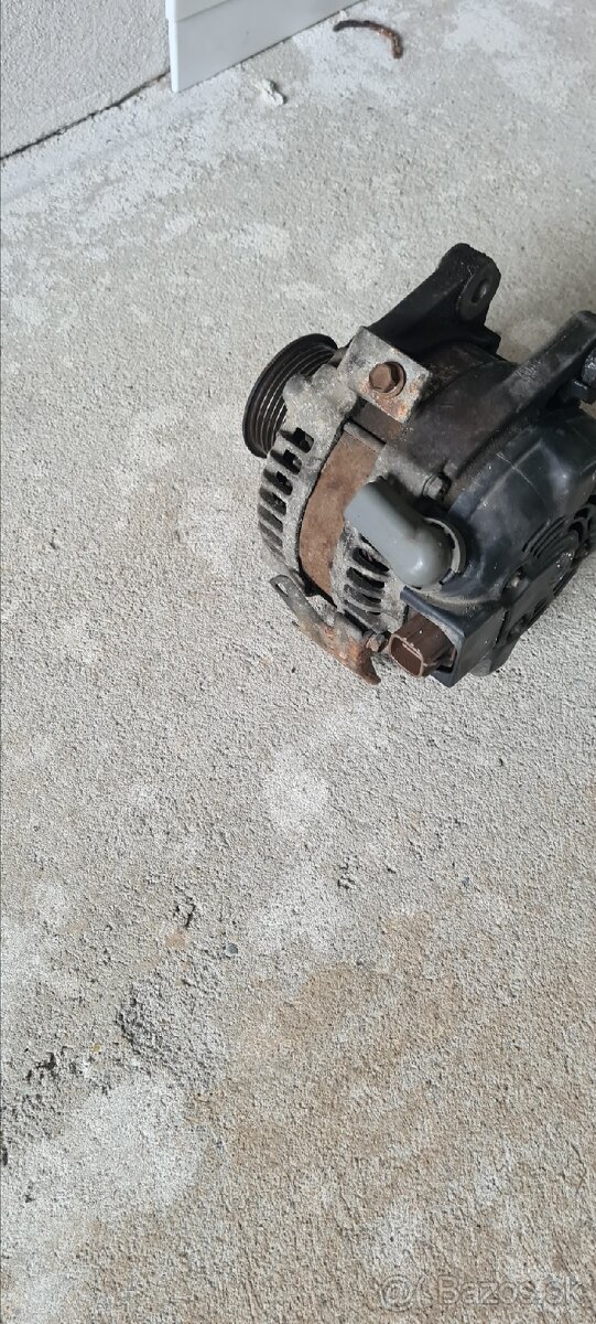 Alternátor z Toyoty Avensis Verso