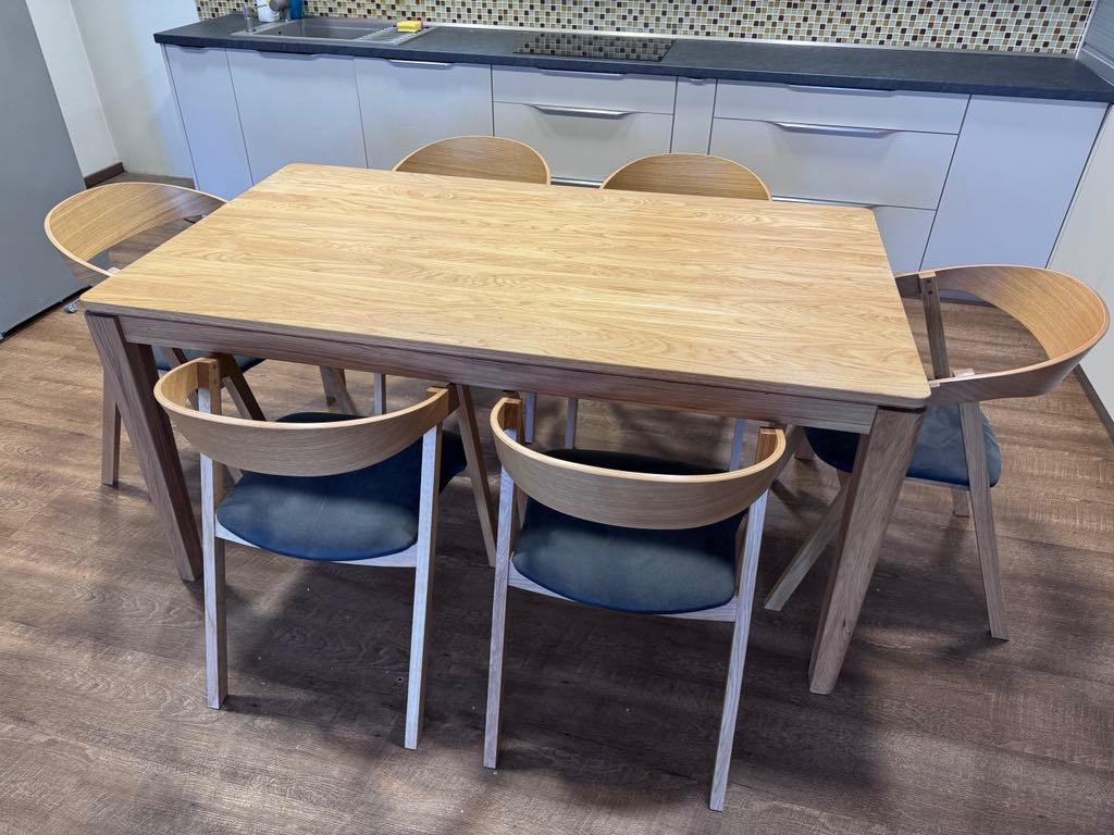 dubovy stol rozkladaci a dubove stolicky 6 ks