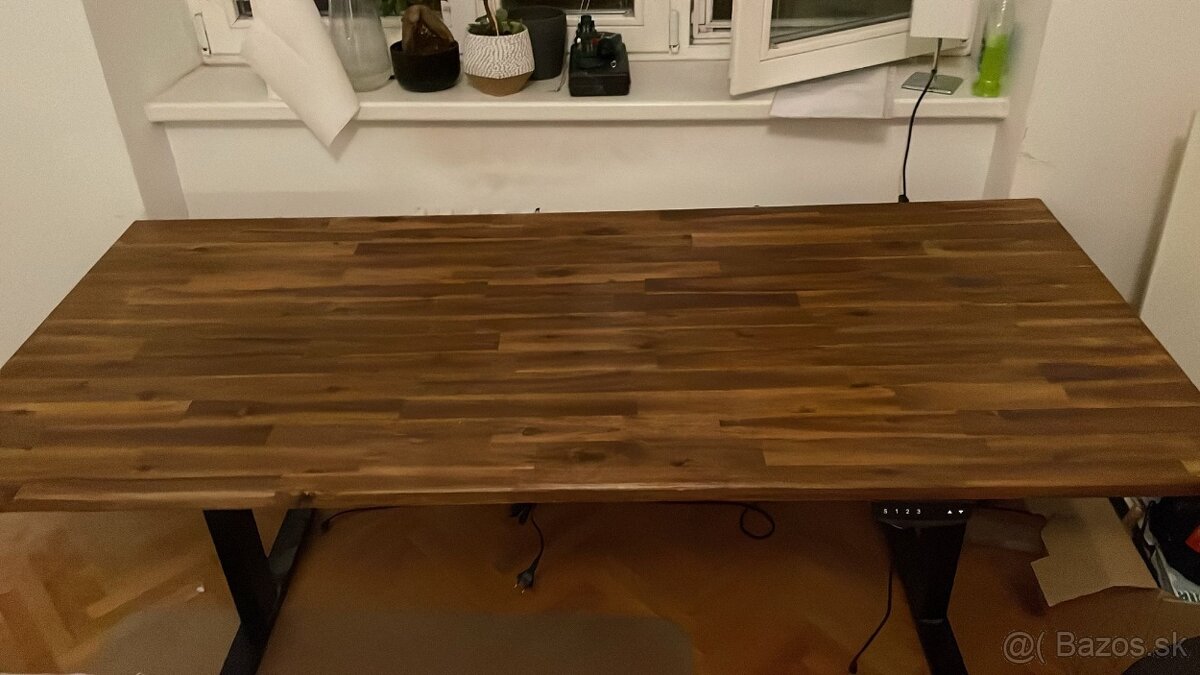 Pracovný drevený stôl