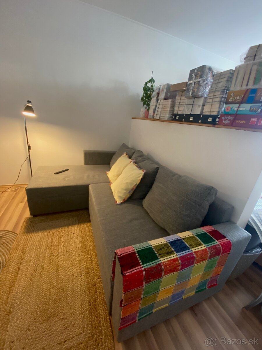 Sivý rohový rozkladací gauč. SCONTO