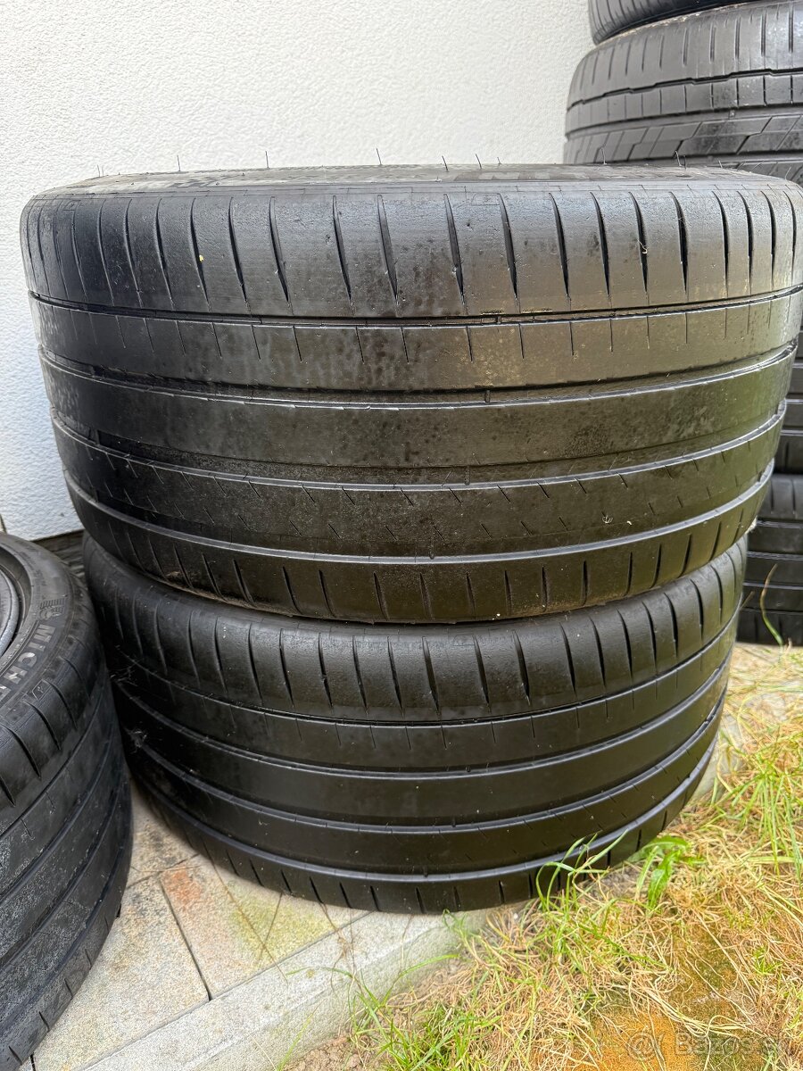 325/35 R22 Michelin