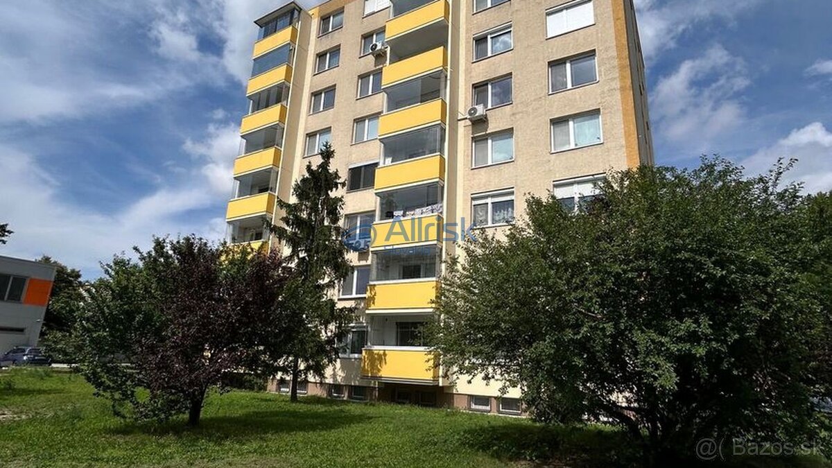 Priestranný 3-izbový byt s balkónom, komorou a pivnicou v úp