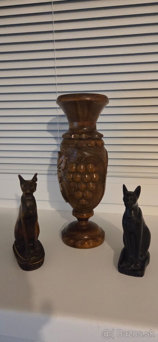 Vyrezávaná drevená váza, motív hrozno, dub