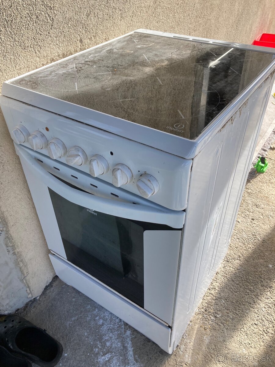 Predám starší sporák indesit