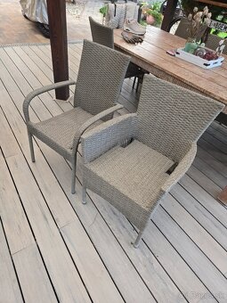 Ratanové stoličky.