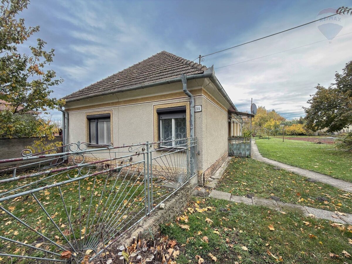 Na predaj priestranný vidiecky rodinný dom v obci Baka, poze