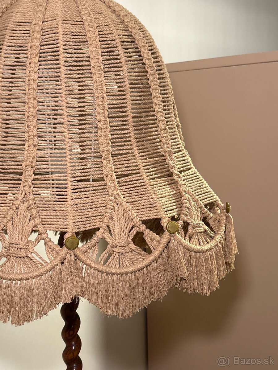 Vintage stojaca lampa – drevený stojan, ručne robené macramé