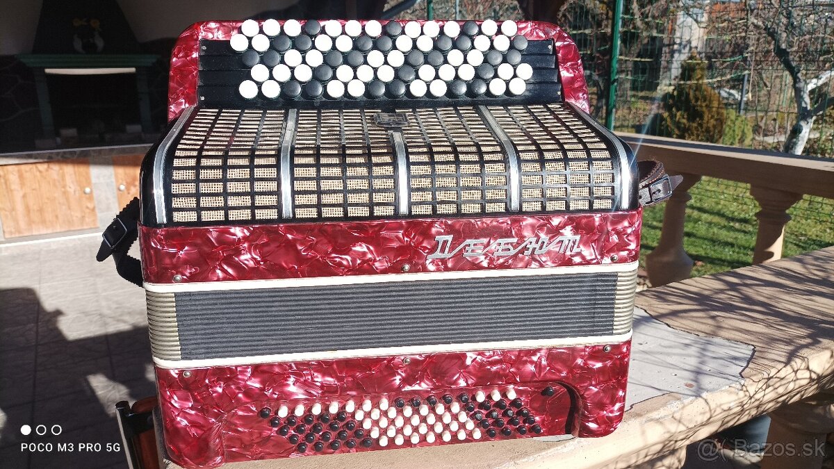 Harmonika- akordeón DEBJUT,80 basovú,B-grif.