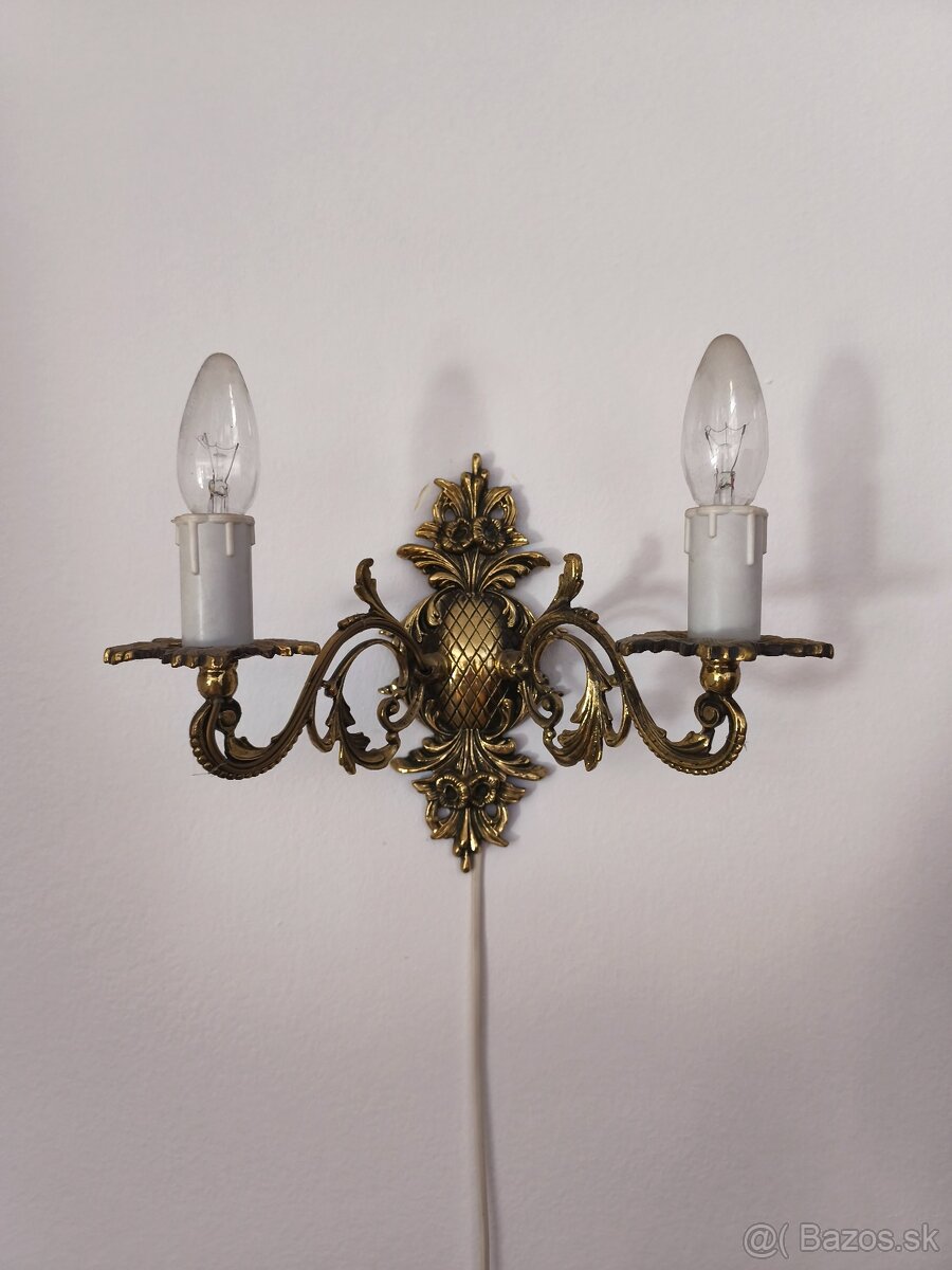 Starožitné hodiny a luster so svietnikmi