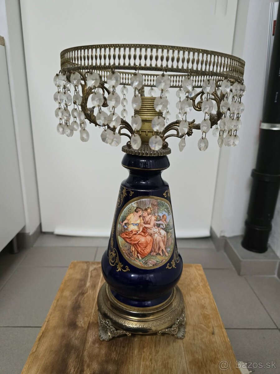 Porcelánová lampa.