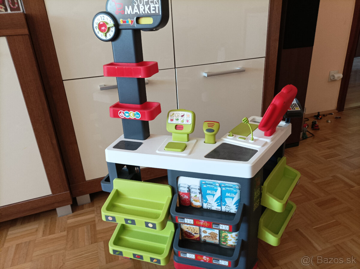 Supermarket s nákupným vozíkom