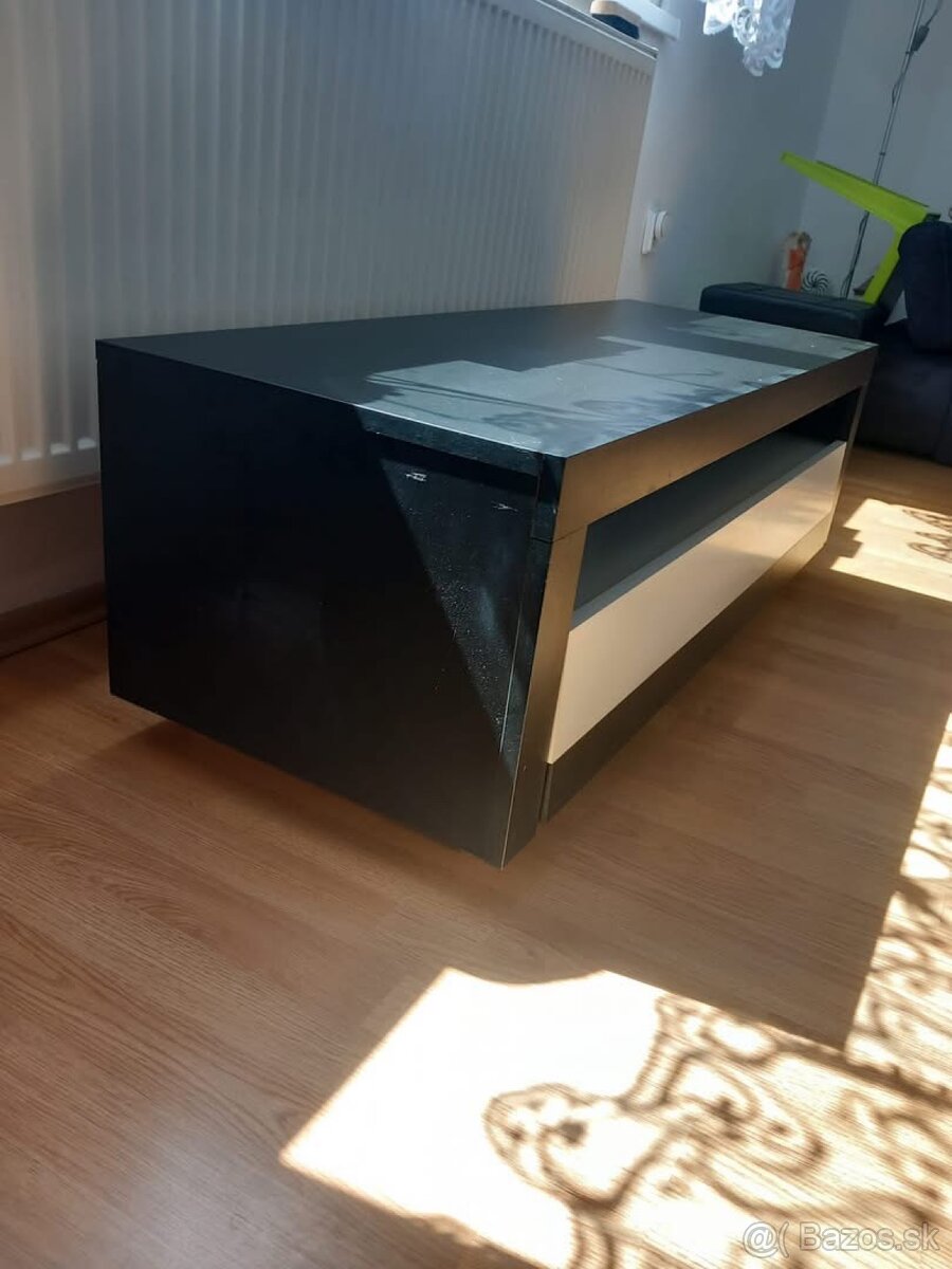 Stolík pod televízor