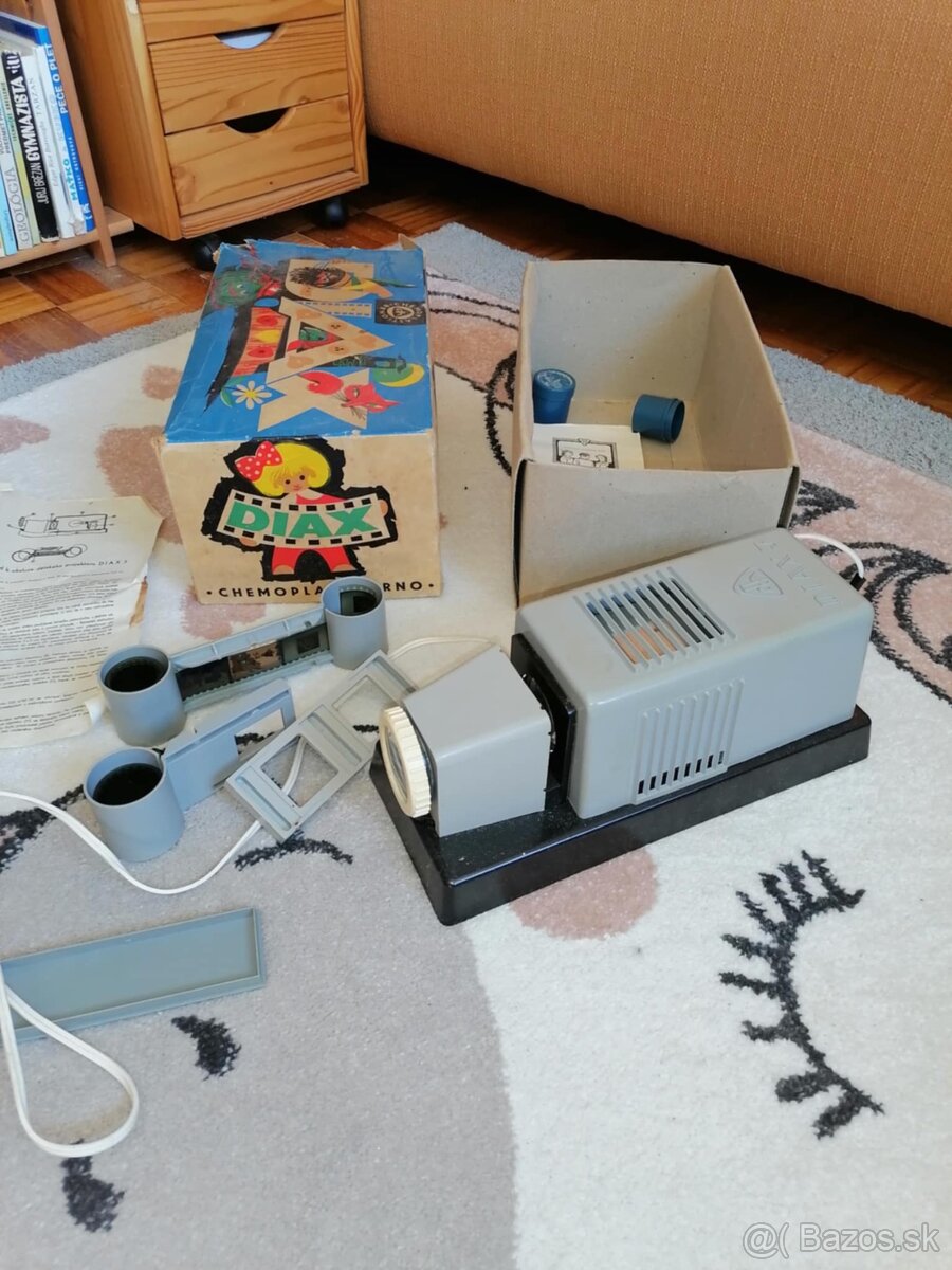 Predám detský retro diaprojektor s príslušenstvom