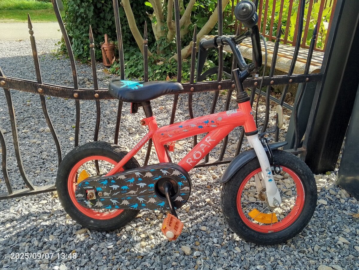 Detský bicykel s pomocnými kolieskami