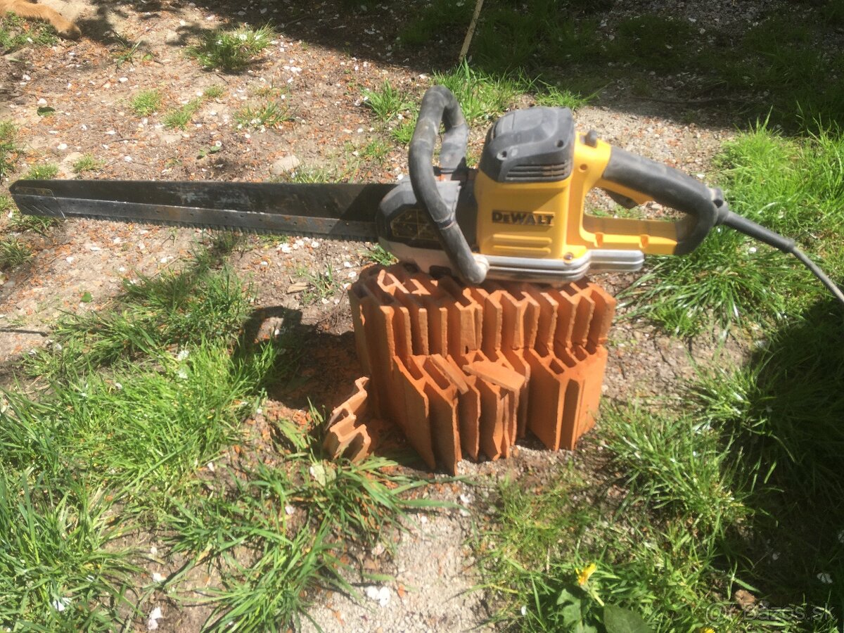 Elektricka pila na tehly DeWalt