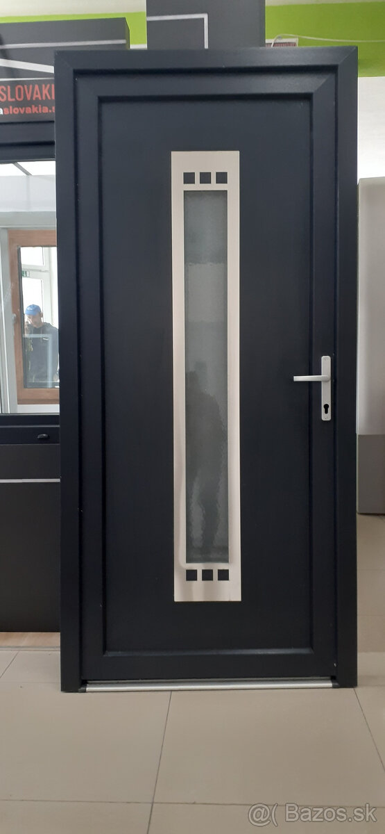 PLASTOVÉ VCHODOVÉ DVERE ANTRACIT S MADLOM 980x2080mm.