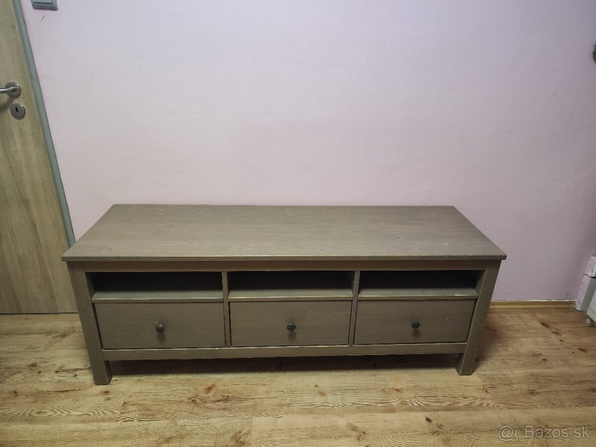 IKEA Hemnes konzola pod TV