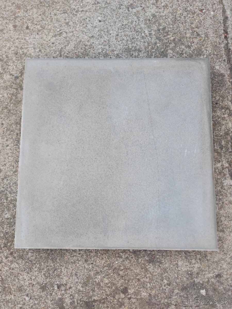 betonová dlažba sivá