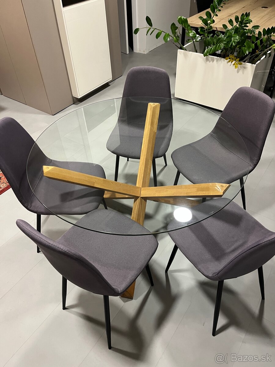 Stôl a stoličky