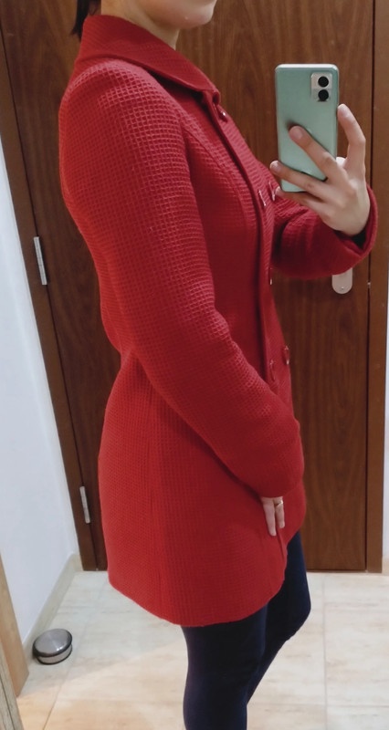 Elegantny cerveny kabat