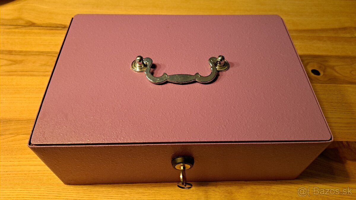 Kovová pokladnička na kľúč