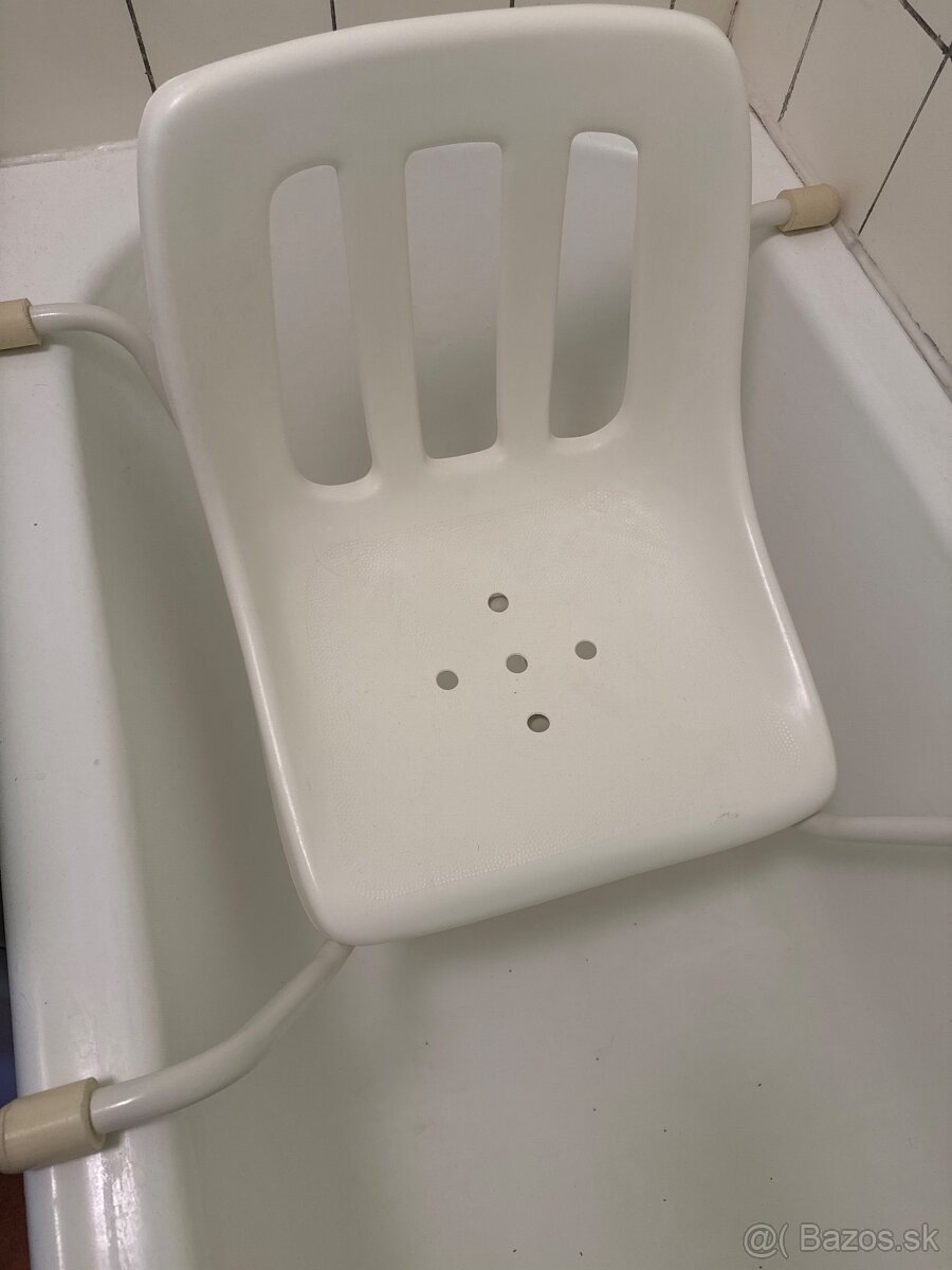 Stolička do vane pre seniorov