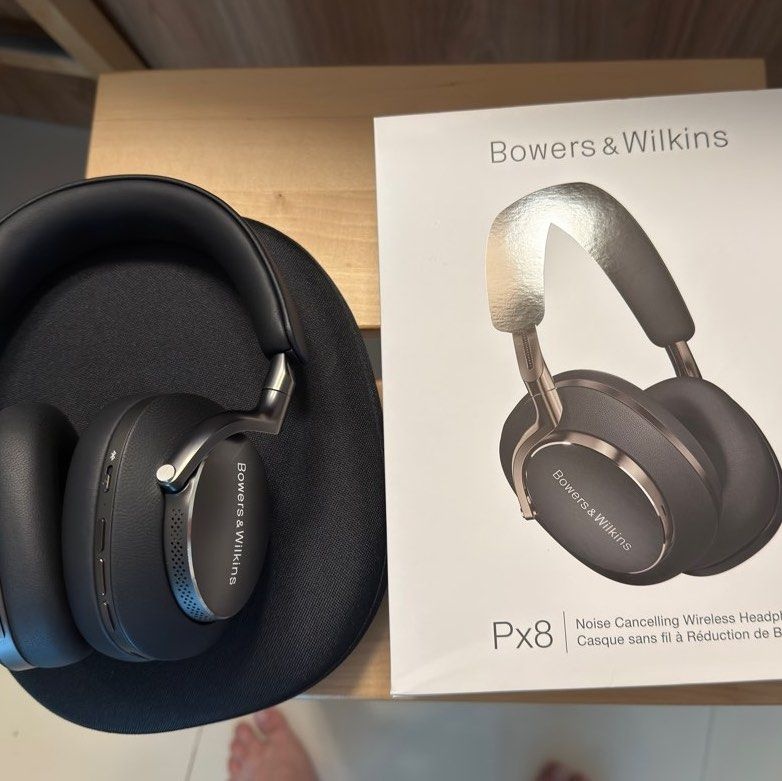 Bowers & Wilkins PX8 čierne