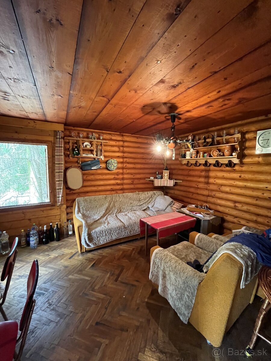 Na predaj zrubová chata so záhradou 1633 m2 v obci Bartošová