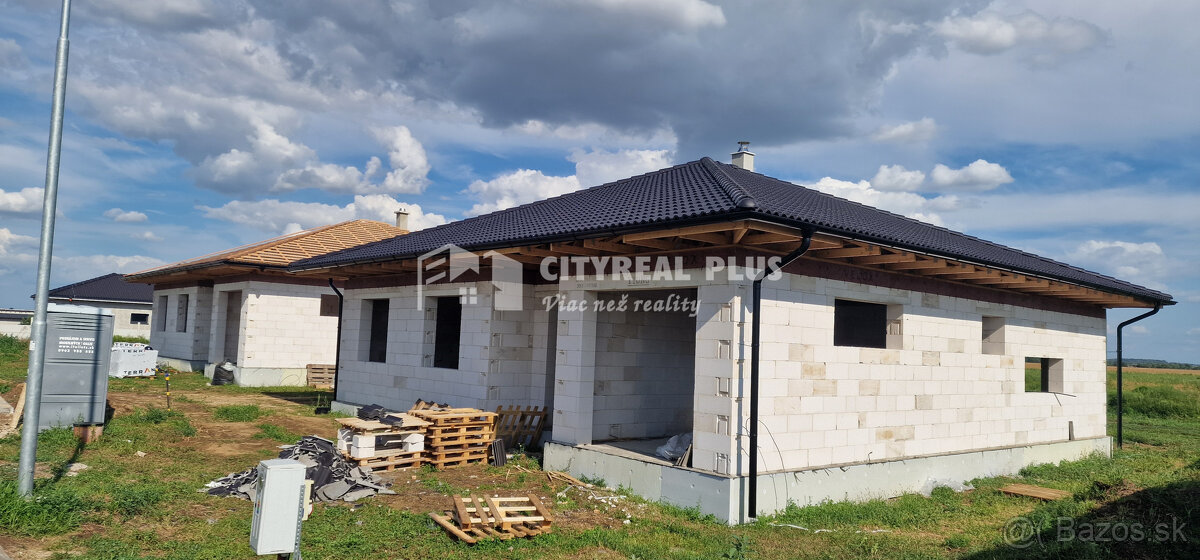 Ponúkam na predaj 4 izbovú  NOVOSTAVBU s garážou Dvory nad Ž