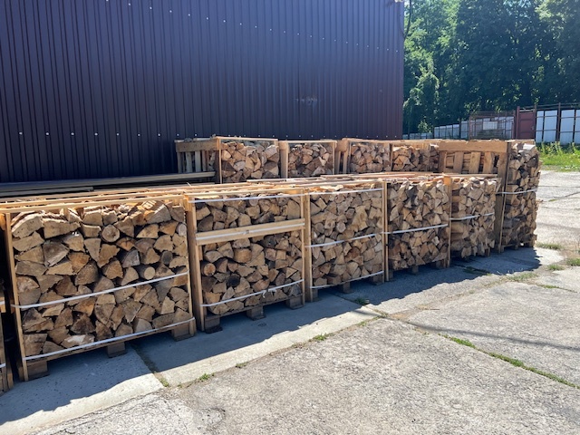 Palivové drevo mäkké ukladané v klietke