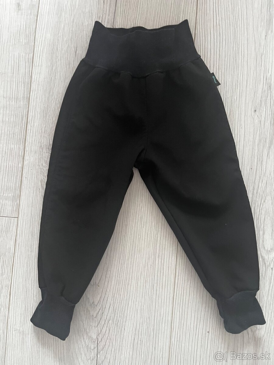 Čierne softshellové nohavice zateplené flisom