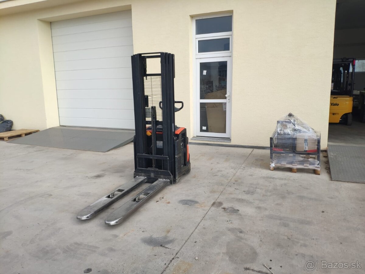 ručný elektrický vzv BT SWE120, vidly 1,4m, zdvih 415cm