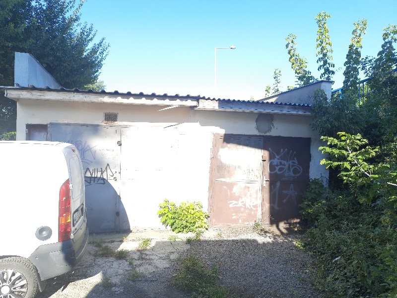 Predam lacno garaz / sklad / v Komárne pri Shell/Hoffer