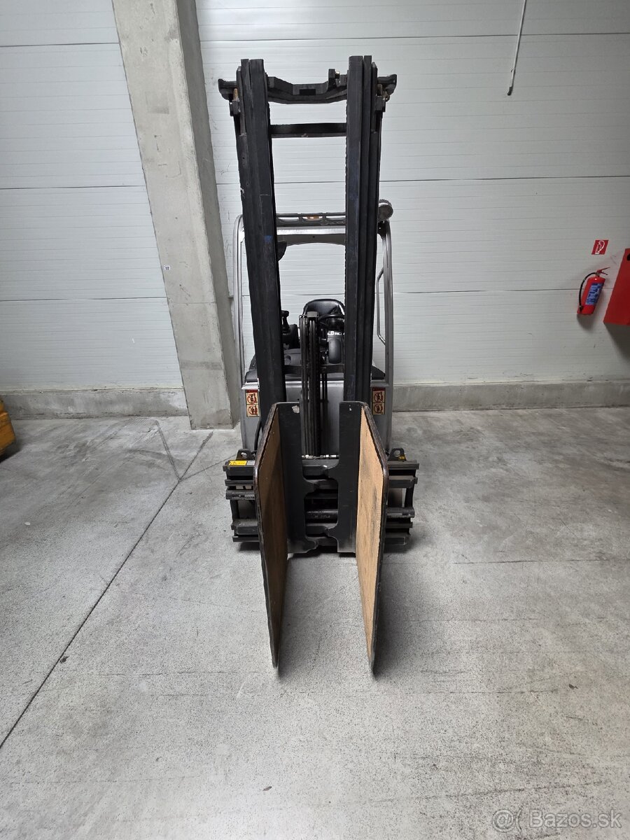 Vysokozdvižný vozík STILL RX20-16, SN516211D00981 s čeľusťa