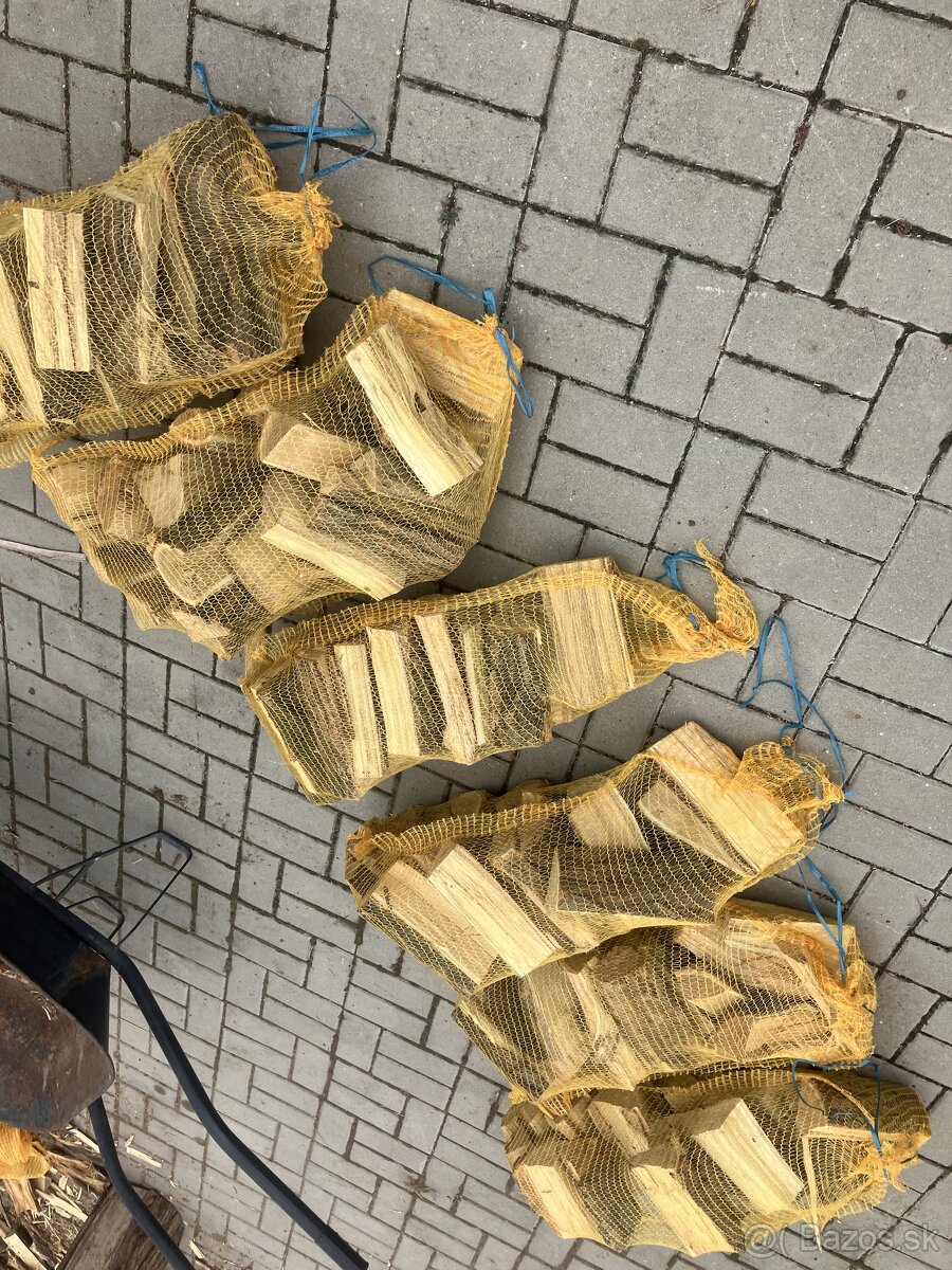 Suché palivové drevo buk dub agat