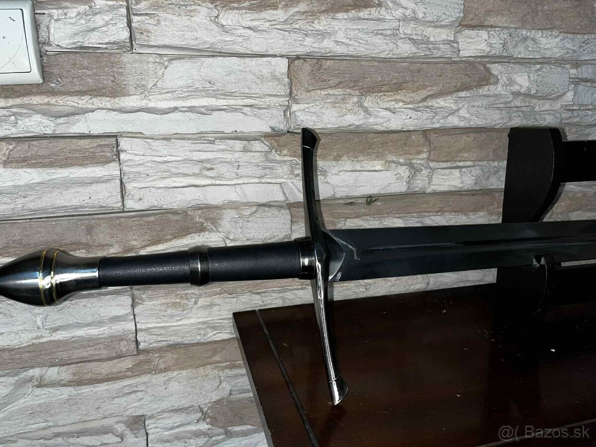 Meč s čiernou rukoväťou č. 20