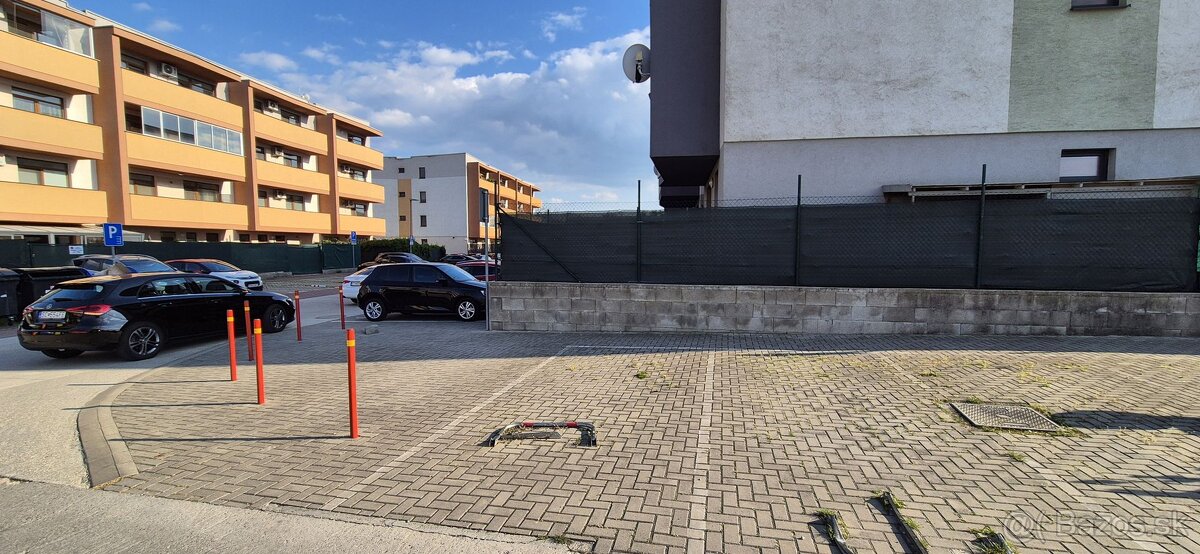 NA PREDAJ Parkovacie státie na ul. Slávičia - Senec