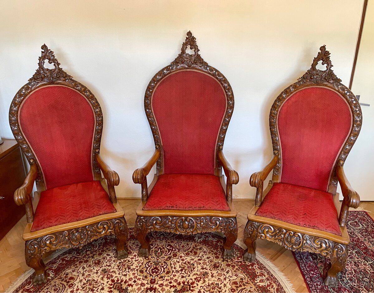 Set troch starožitnýh masívnych kresiel