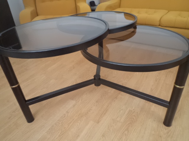 Okrúhly konferenčný stolík