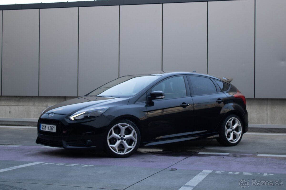 Ford Focus 2.0 EcoBoost SCTi ST R
