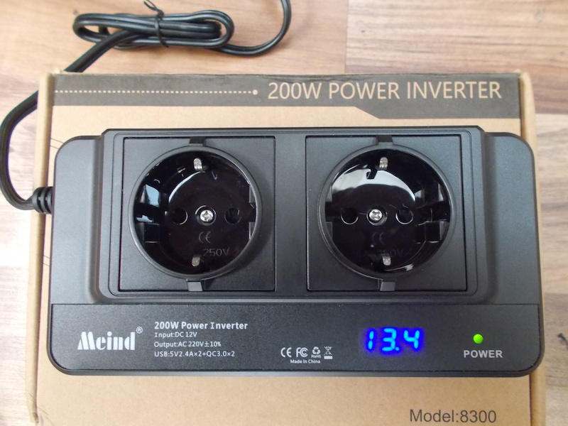 Predám menič DC 12/24V na AC 230V + 4x USB