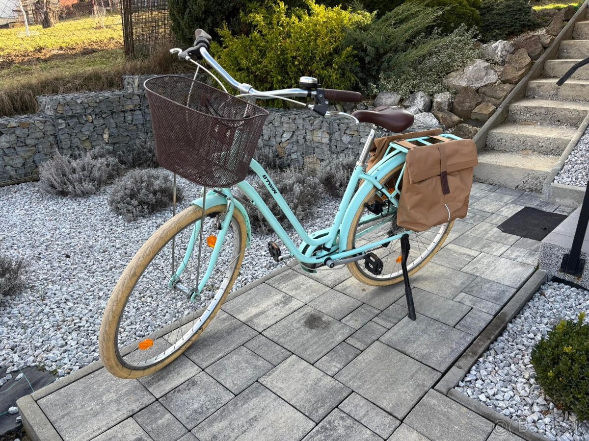 Bicykel retro BTWIN, tyrkysovej farby s košíkom a vakmi